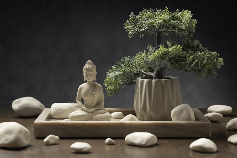 Estatueta de Buda com bonsai — símbolo de harmonia e sabedoria oriental